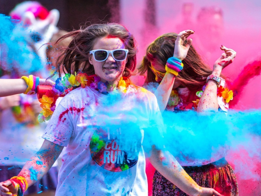 741450-1531814898-s-a-dat-startul-inscrierilor-la-the-color-run-sunset-cluj-si-the-color-run-night-bucuresti